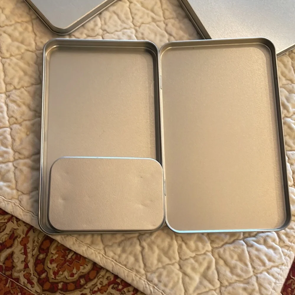 NWOT Large metal magnetic travel tin